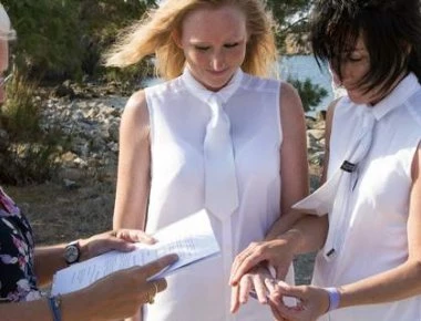 Nέα «ήθη»: Δύο Βρετανίδες παντρεύτηκαν στη Μυτιλήνη στην παραλία Ερεσού (φωτο)